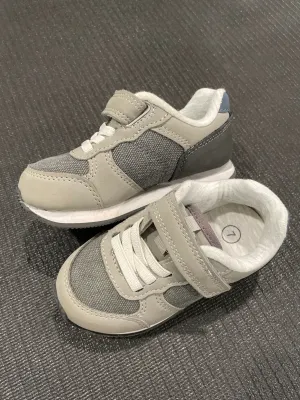 Like New Gray Cat&Jack sneakers size 7 - size Shoes:           7 & 7.5 (Little Kid)