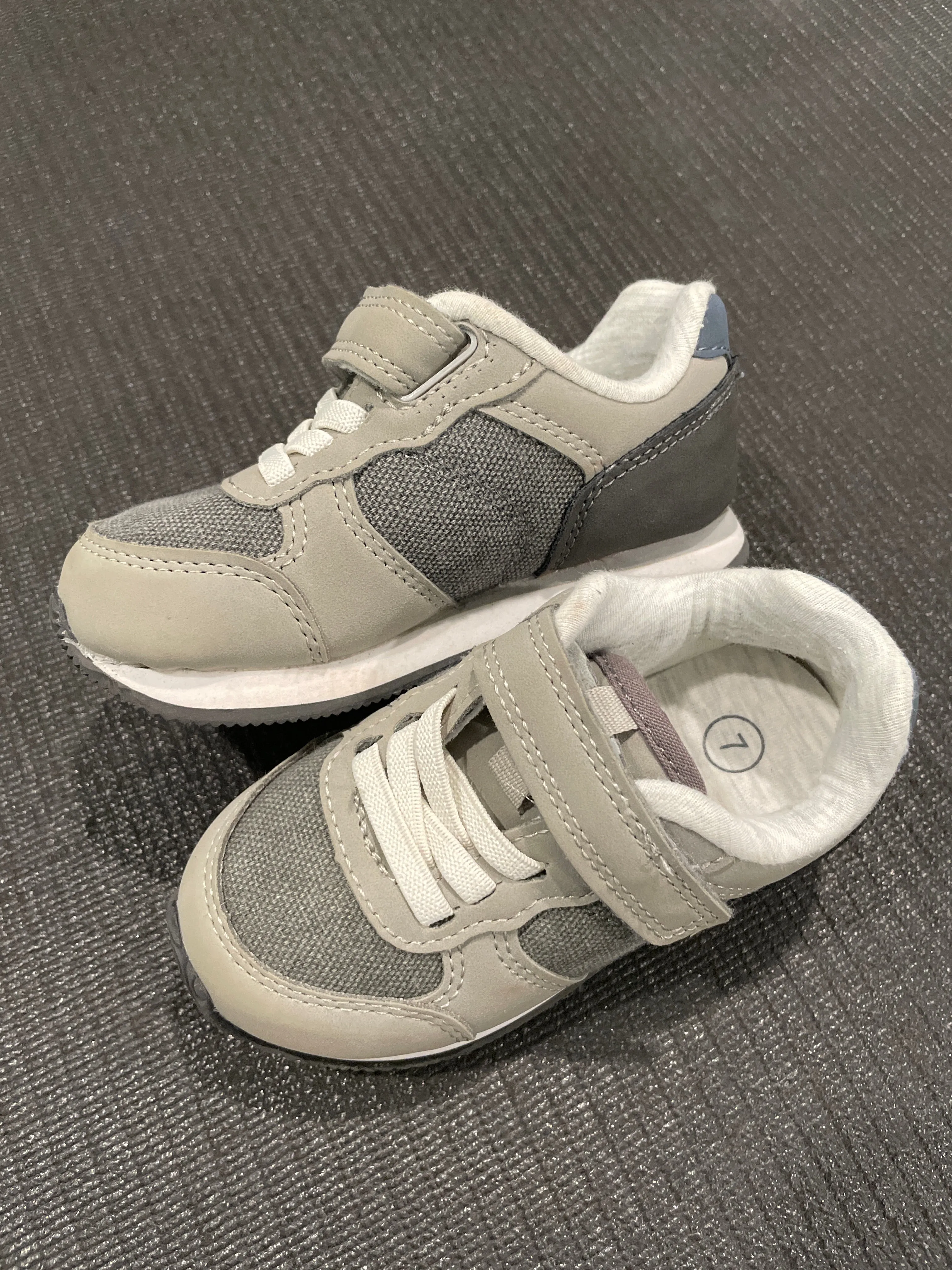 Like New Gray Cat&Jack sneakers size 7 - size Shoes:           7 & 7.5 (Little Kid)